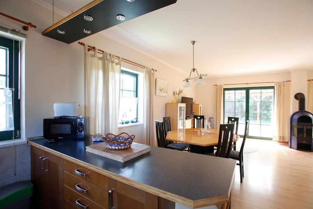 Trollhus - Grosses Familienfreundliches Ferienhaus Born Luaran gambar